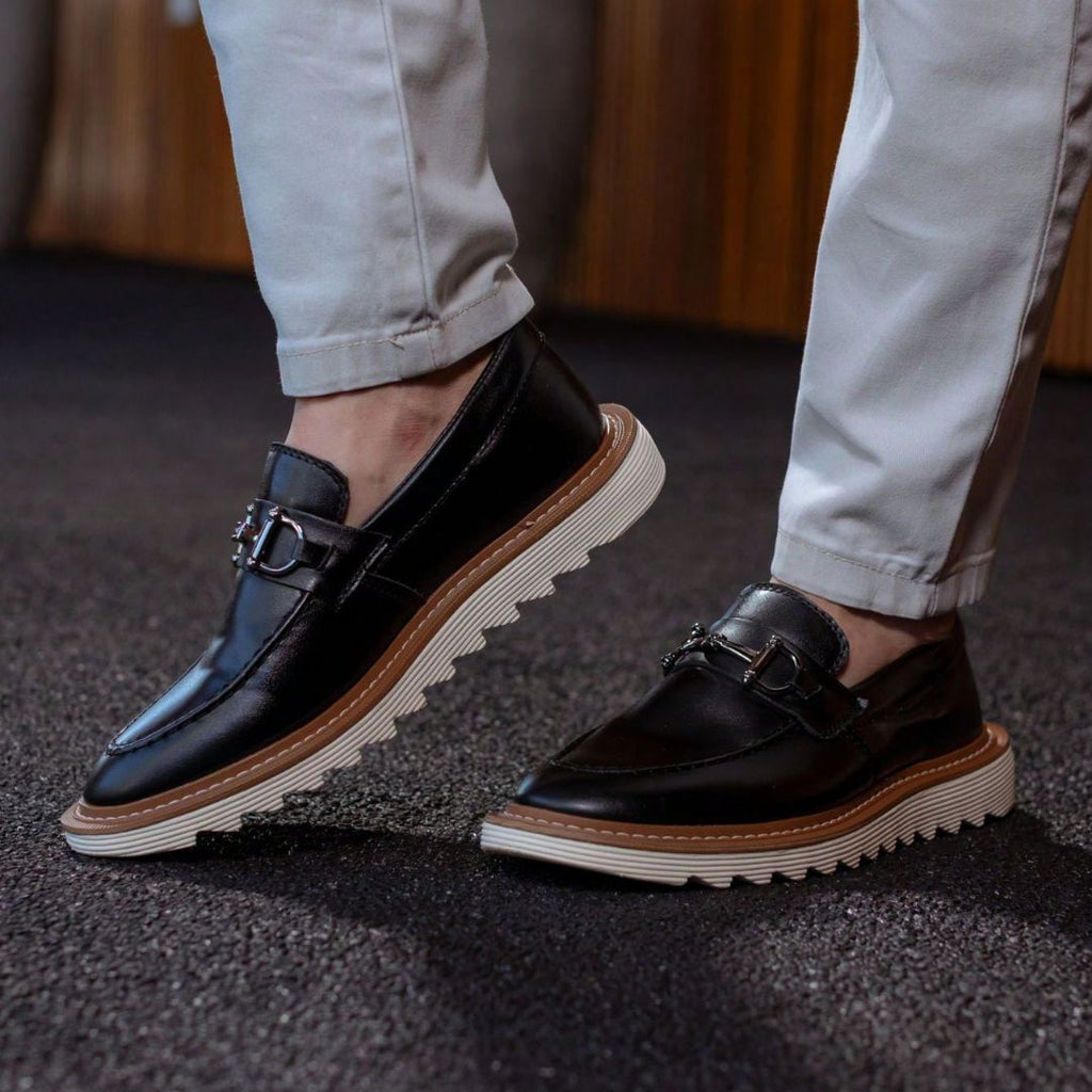 Mocasines elegantes negros con suela de tractor para hombre 