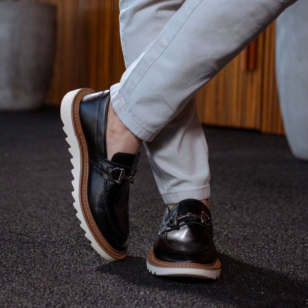 Mocasines elegantes negros con suela de tractor para hombre 